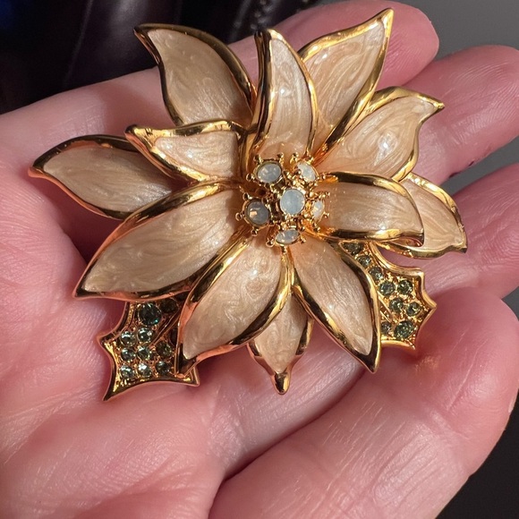 Nolan Miller Christmas poinsettia Brooch - Picture 2 of 6